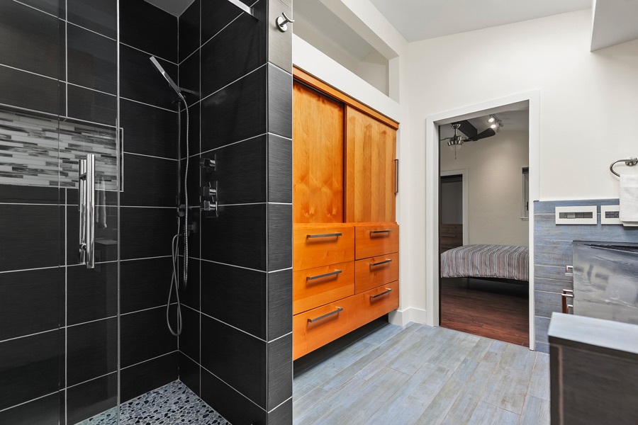 2619 Montclair St - View of the Entire Bathroom of the Bedroom