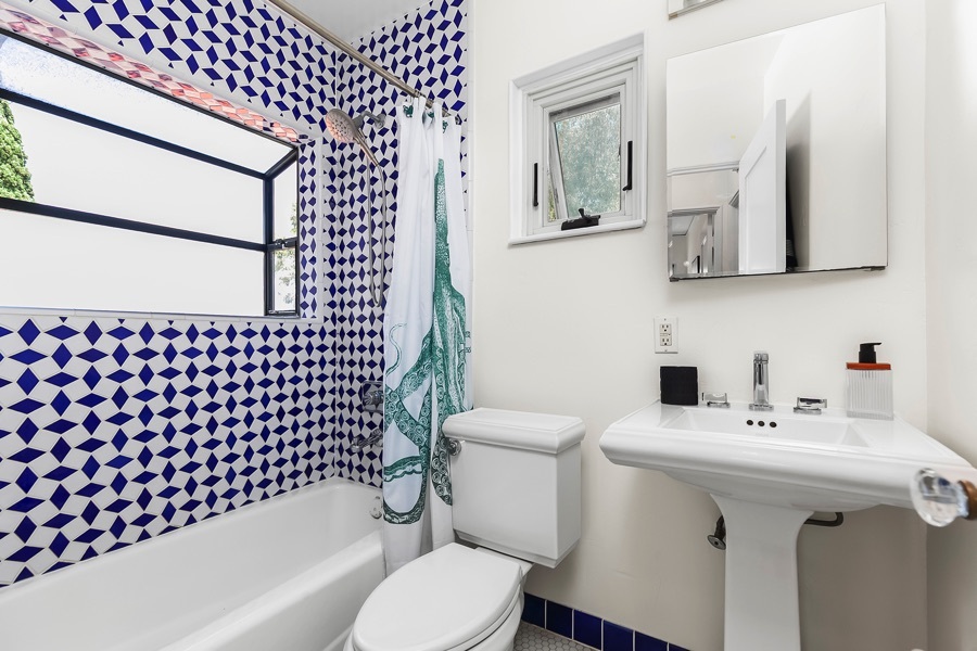 2619 Montclair St - Second Bathroom with Tub