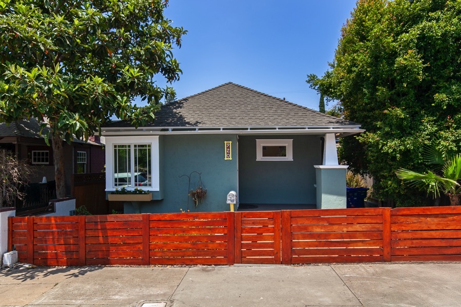front of 920 Glendale Av